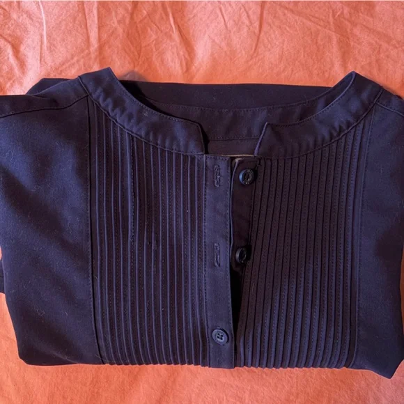 Navy Figs Pintuck Mua Top - Picture 2 of 3